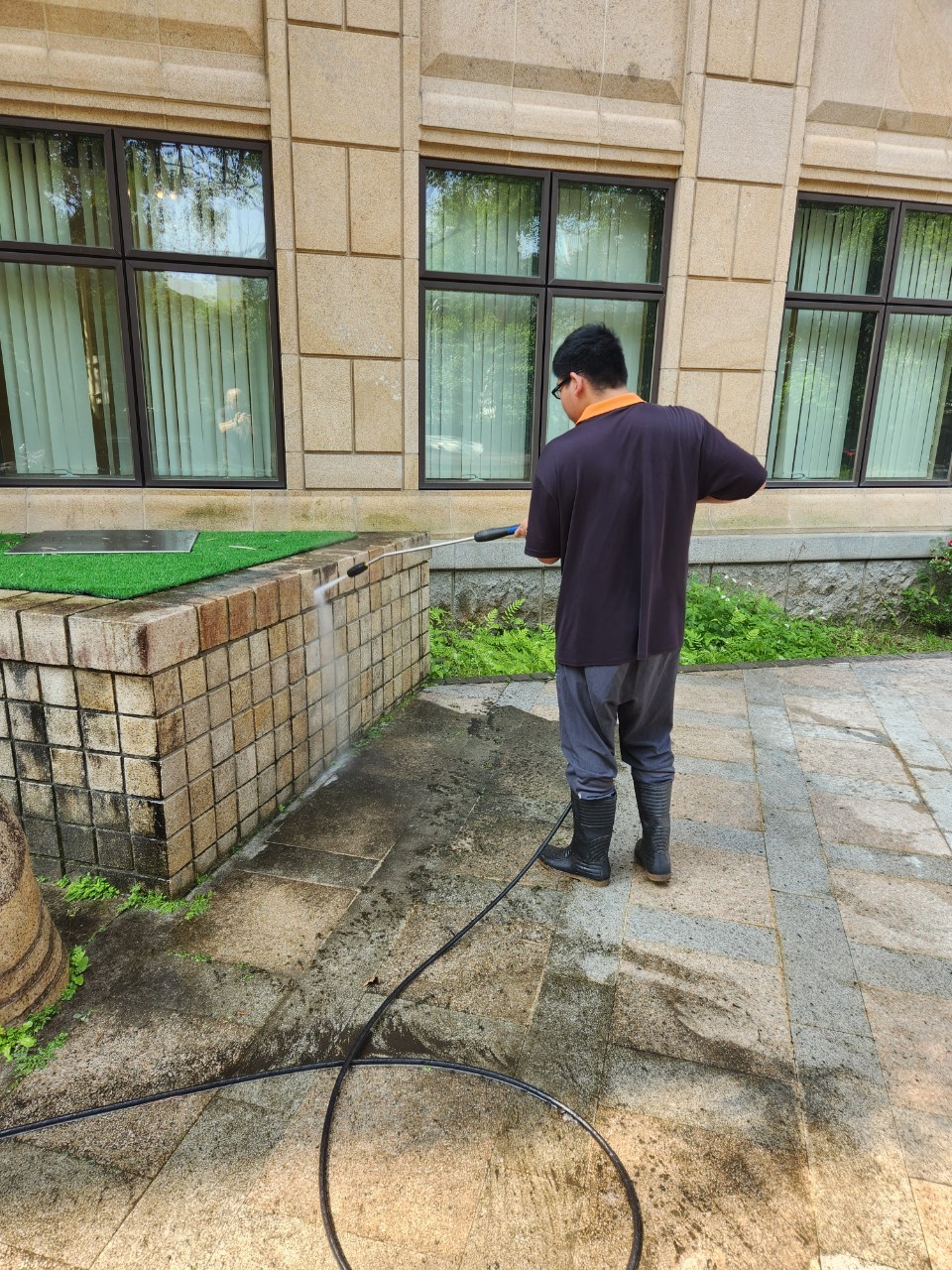 戶外圍牆、地磚、青苔髒污清洗-封面圖